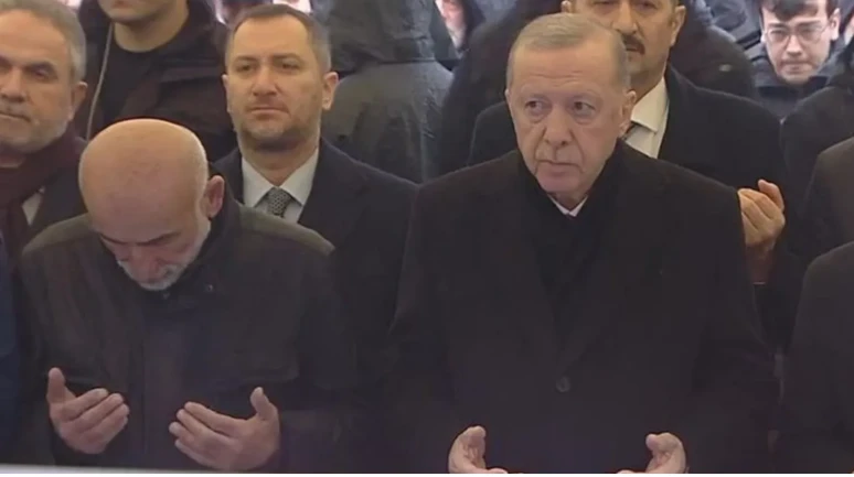 Cumhurbaşkanı Erdoğan, Kıbrıs Gazisi Mehmet Karslı'nın cenazesine katılarak ailesine başsağlığı diledi